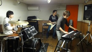 リッチー(Key)、EIJI(D)、マイケルVスギモト(G)の3ショット